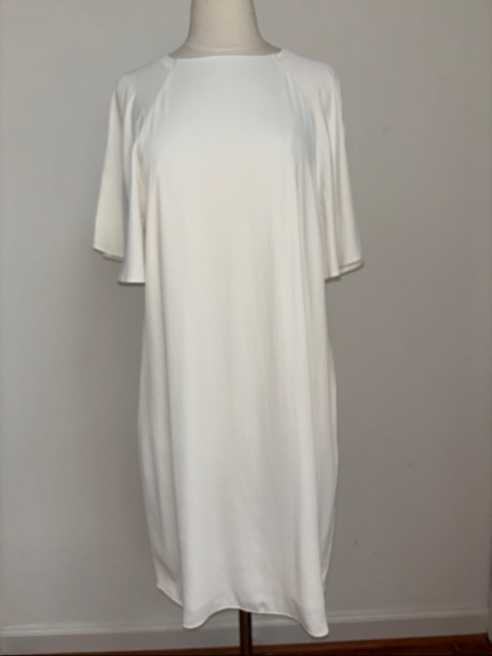 Effortless Elegance JordanLouis Simple White Shift Dress with Pockets NWT